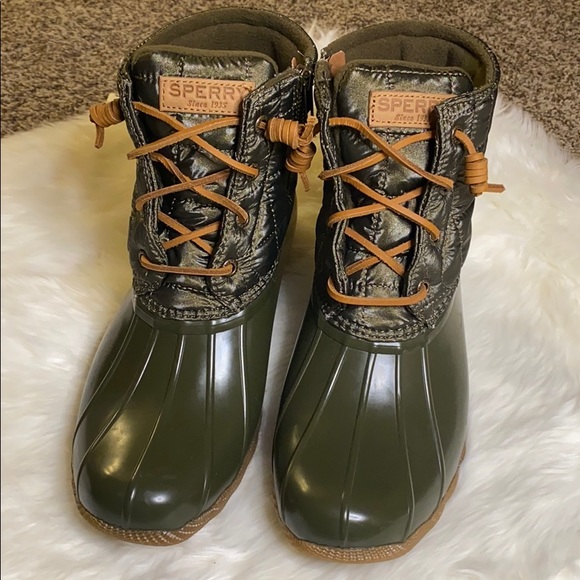 BRAND NEW: Women's Saltwater Nylon Quilt Rain Boot - Picture 2 of 9